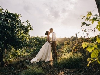 Mariage couple dans les vignes